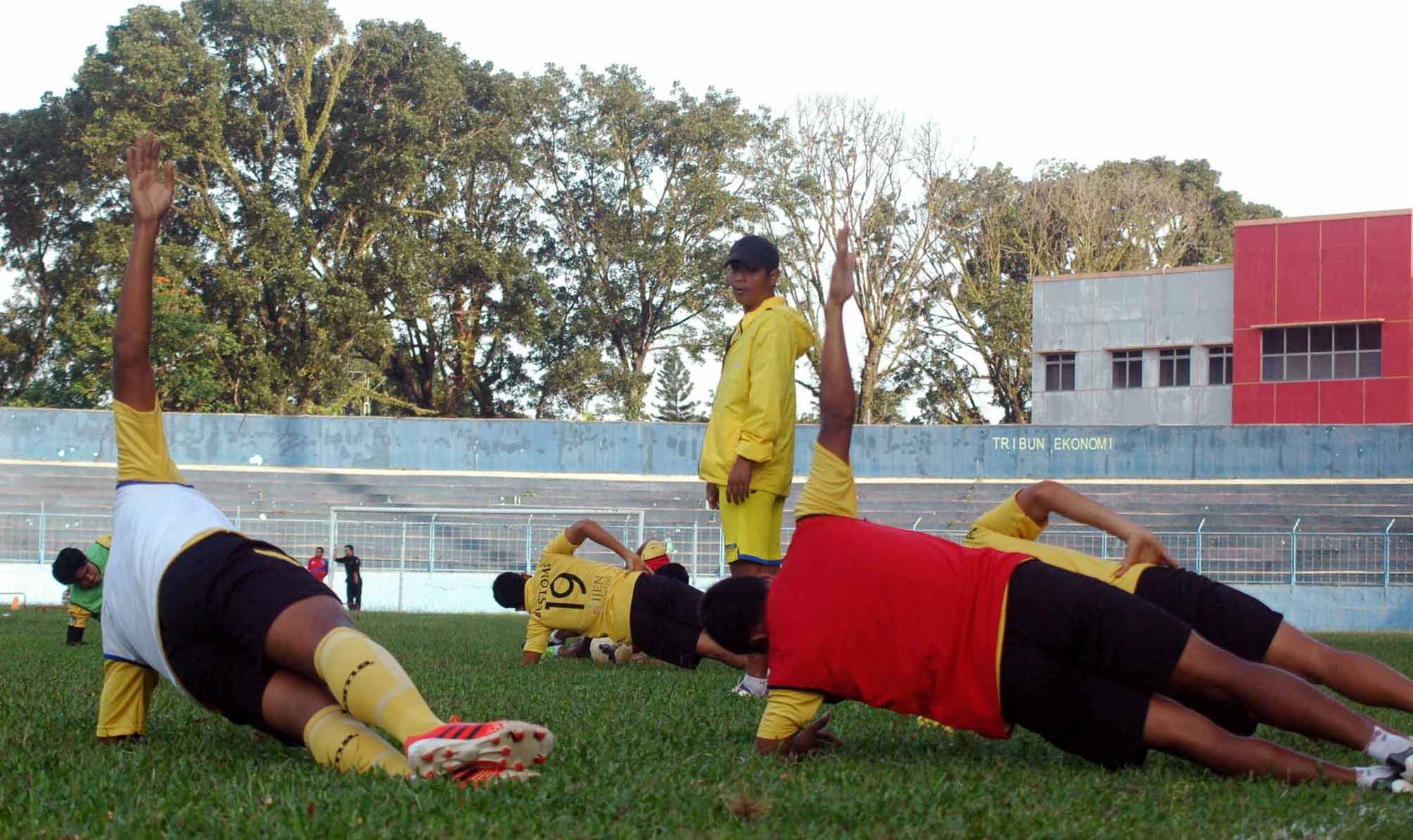 Pelatih Arema Cronus, Joko Susilo (berdiri), tengah mengawasi pemain dalam sebuah sesi latihan tim di Malang, Senin (09/06/14).  Copyright: &copy; Ardiyansyah/INDOSPORT